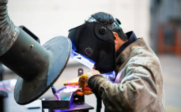 Things to consider while purchasing welding helmets
